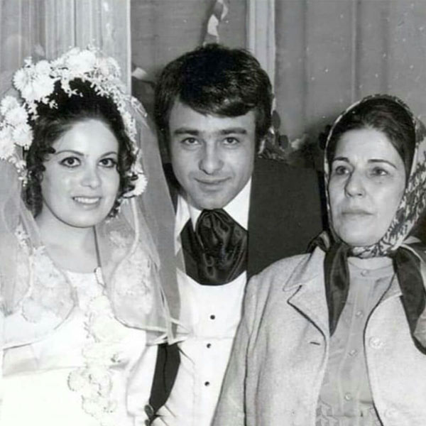 عکس رضا بابک (Reza Babak) و همسرش در کنار مادر