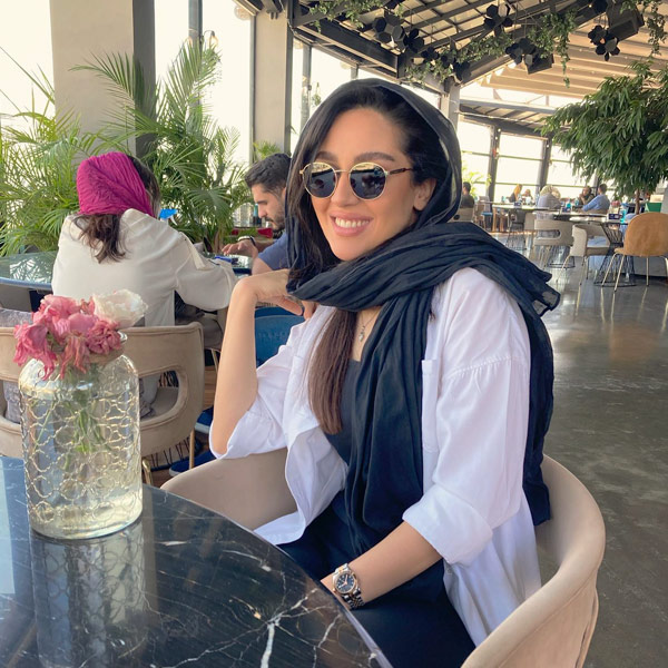 میترا رفیع با حجاب متفاوت در کافه های تهران