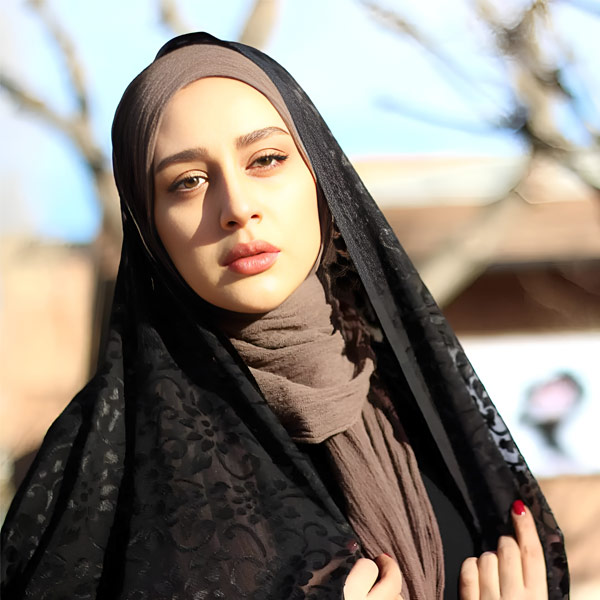 عکس میترا رفیع با حجاب و چادر