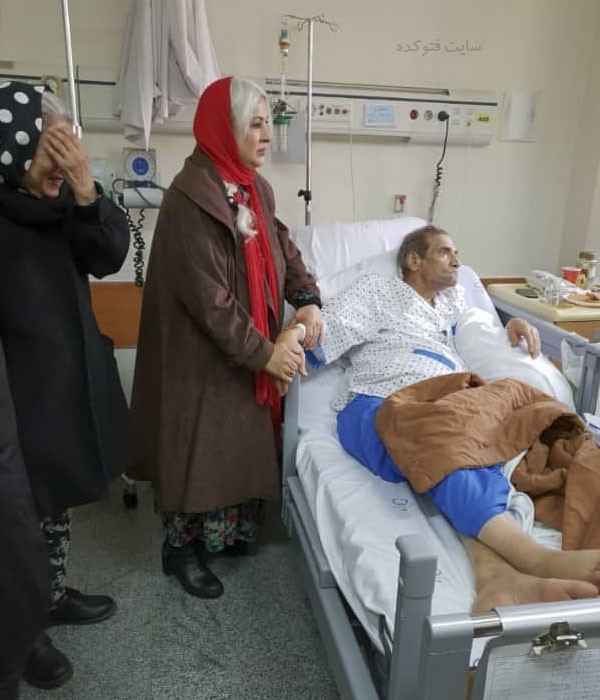 فرحناز منافی کنار حسین محب اهری در بیمارستان